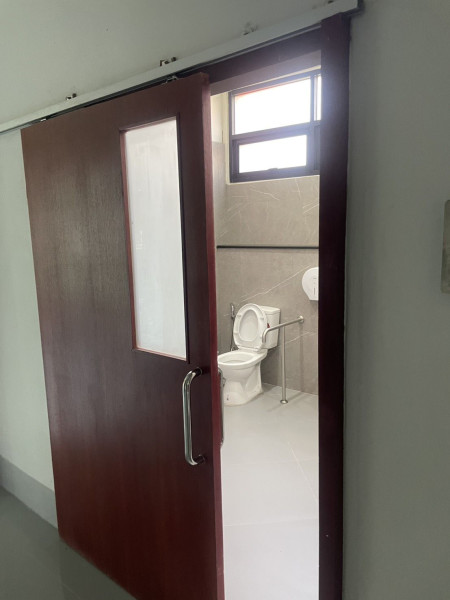 สร้างทางลาดสำหรับผู้ใช้รถเข็นหรือผู้สูงอายุให้สามารถเข้าตัวอาคารได้อย่างสะดวก เพื่อความเท่าเท่าเทียมลดความเหลื่อมล้ำ